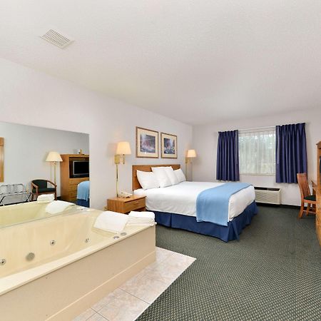 Americas Best Value Inn & Suites - Tahquamenon Country Newberry Exterior photo