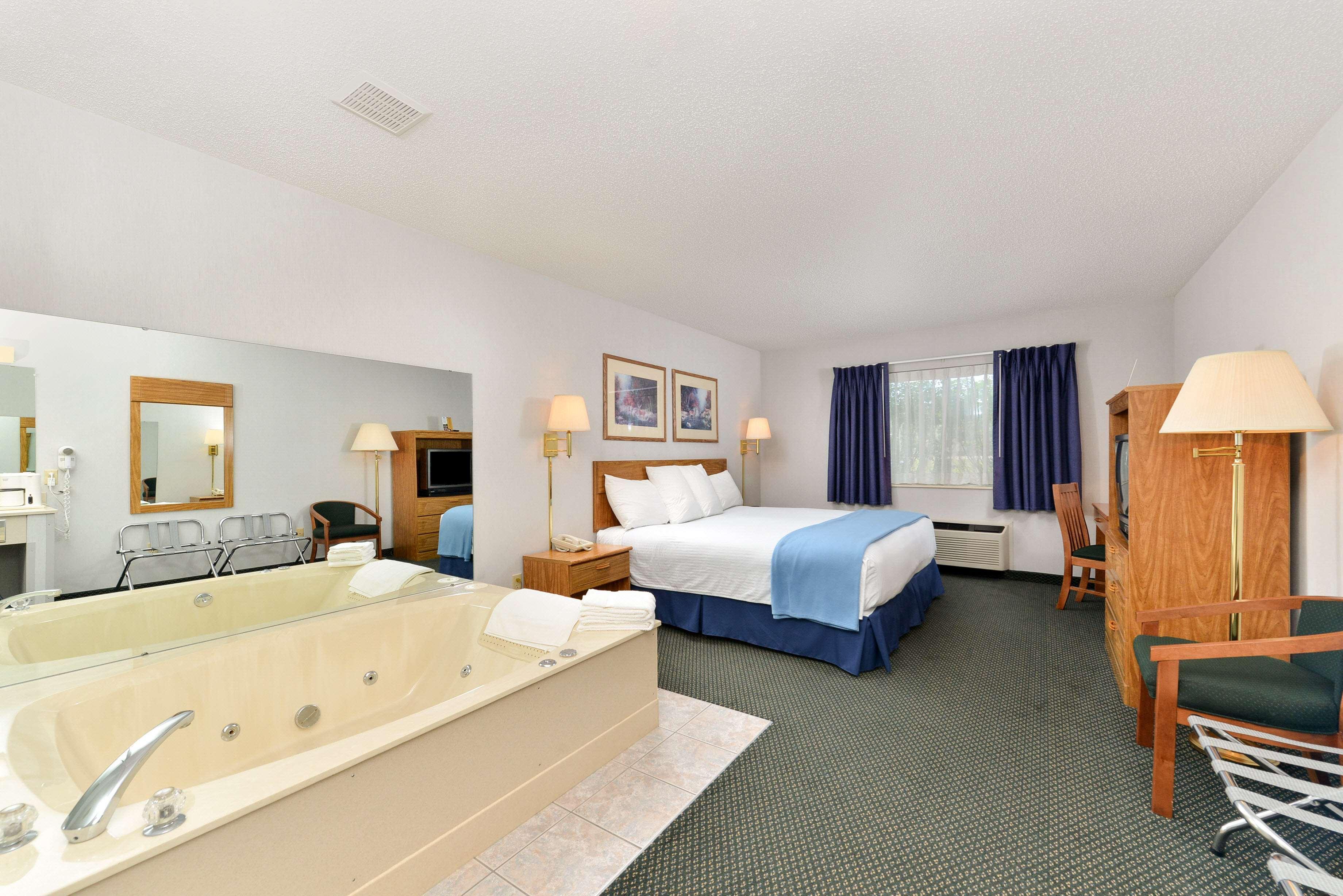 Americas Best Value Inn & Suites - Tahquamenon Country Newberry Exterior photo