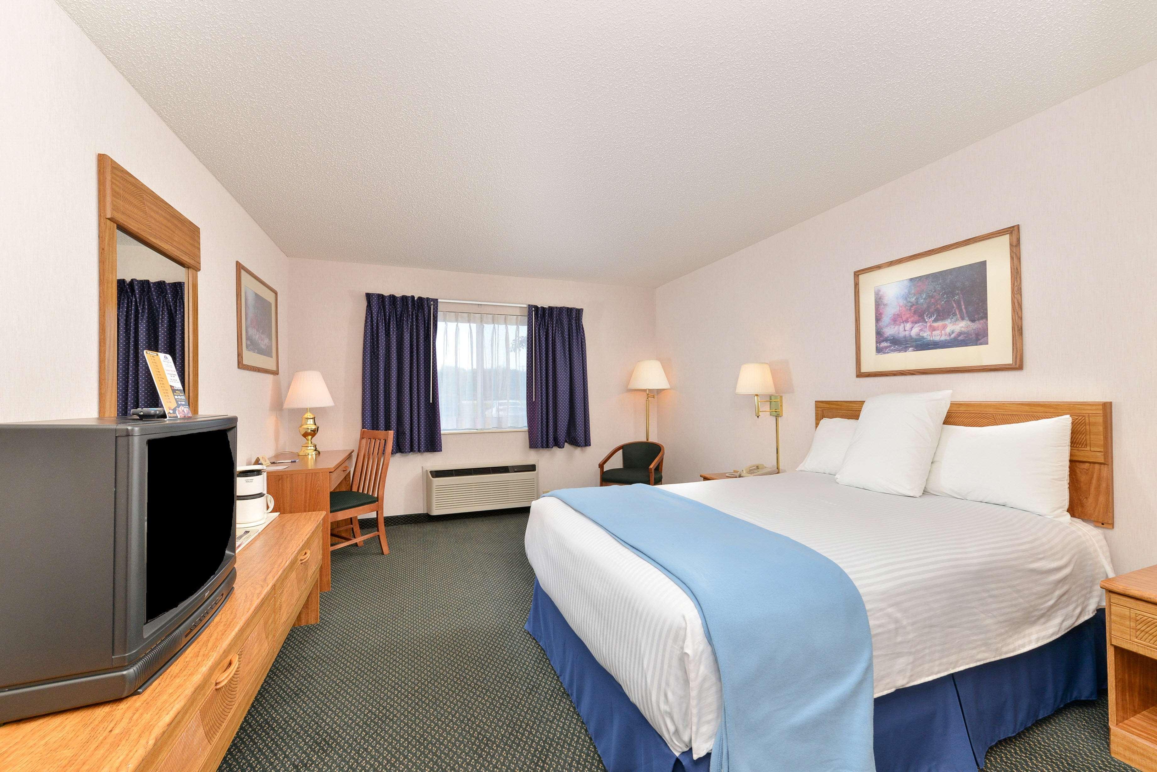 Americas Best Value Inn & Suites - Tahquamenon Country Newberry Exterior photo
