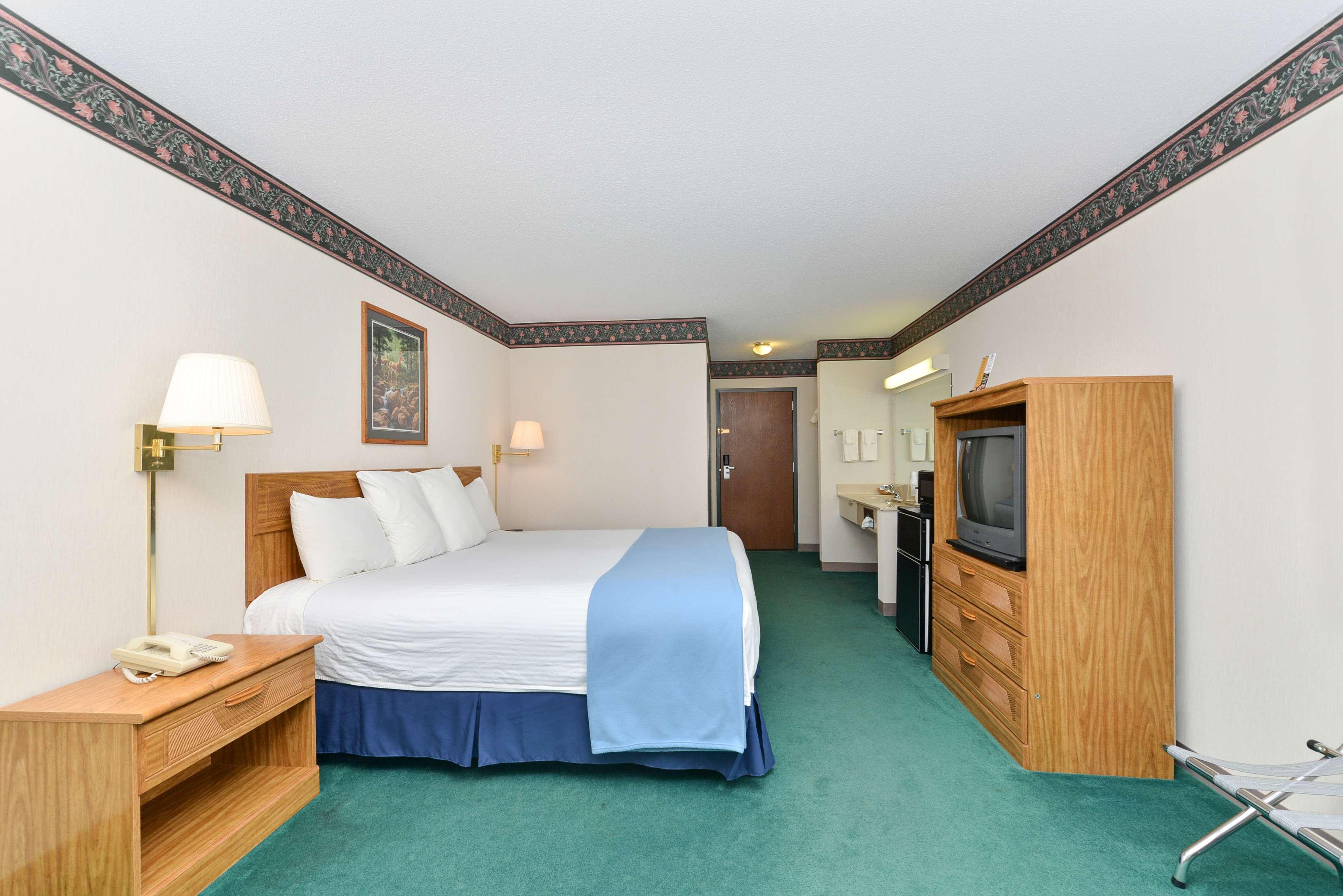 Americas Best Value Inn & Suites - Tahquamenon Country Newberry Exterior photo