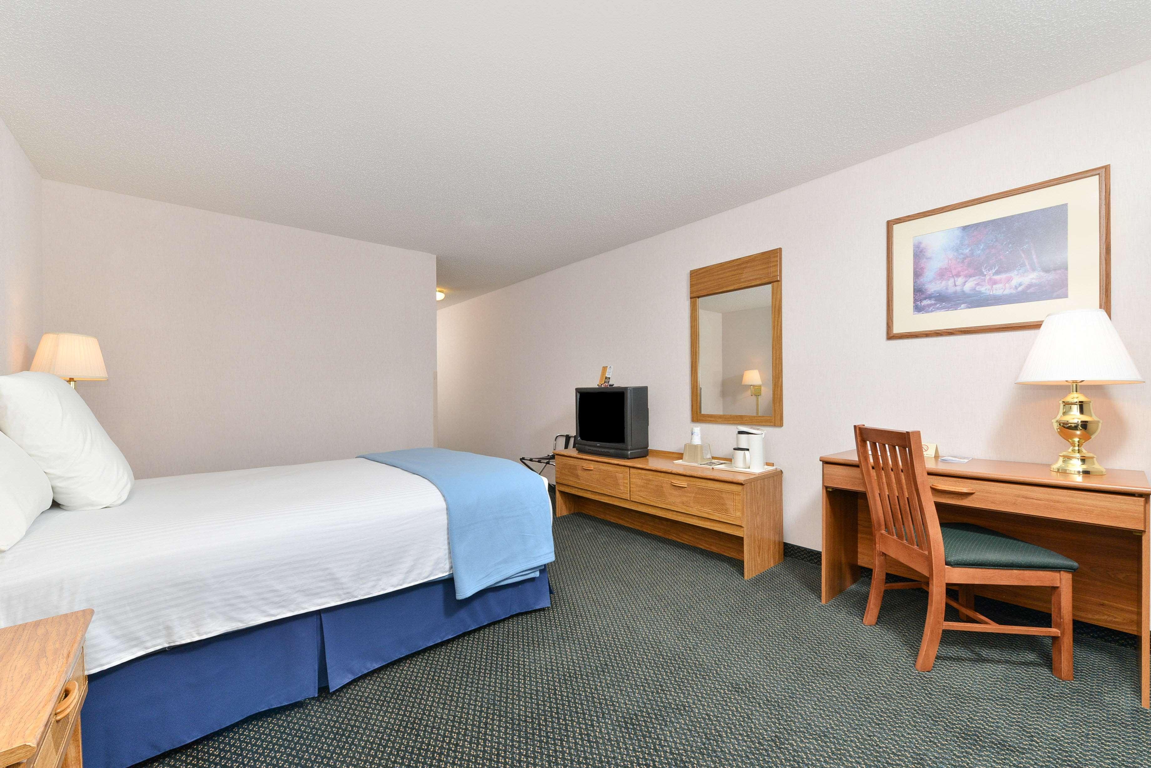 Americas Best Value Inn & Suites - Tahquamenon Country Newberry Exterior photo