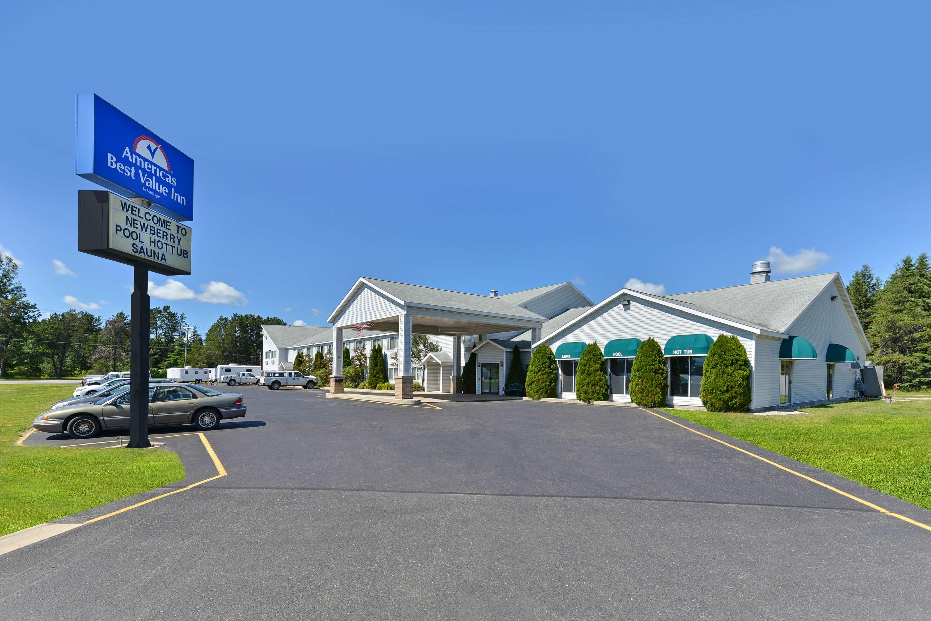 Americas Best Value Inn & Suites - Tahquamenon Country Newberry Exterior photo