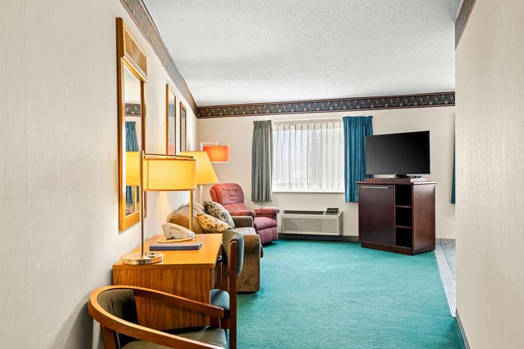 Americas Best Value Inn & Suites - Tahquamenon Country Newberry Room photo
