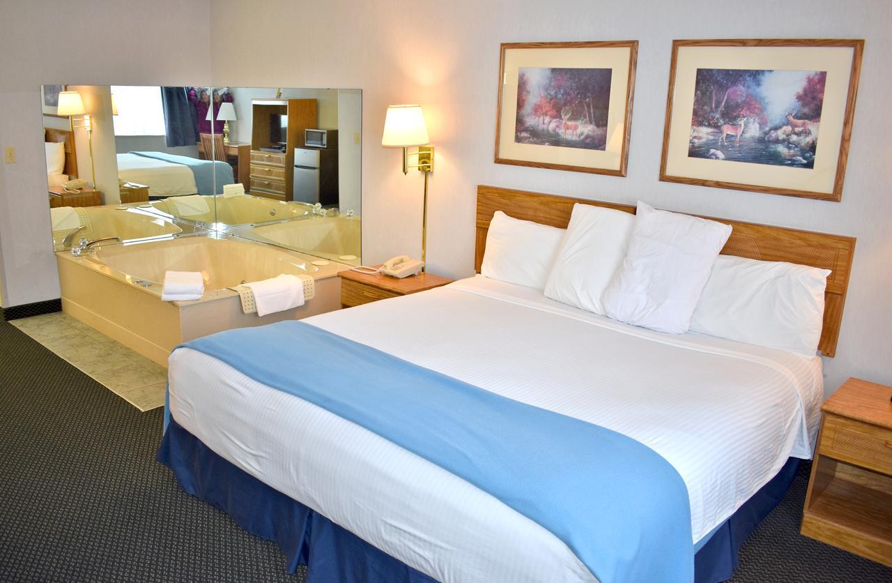 Americas Best Value Inn & Suites - Tahquamenon Country Newberry Exterior photo