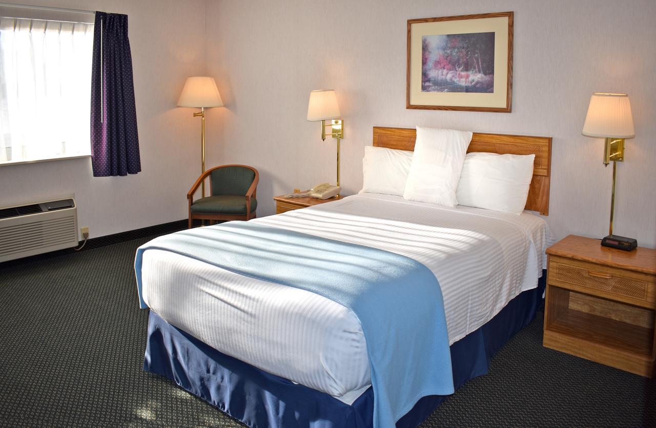Americas Best Value Inn & Suites - Tahquamenon Country Newberry Exterior photo