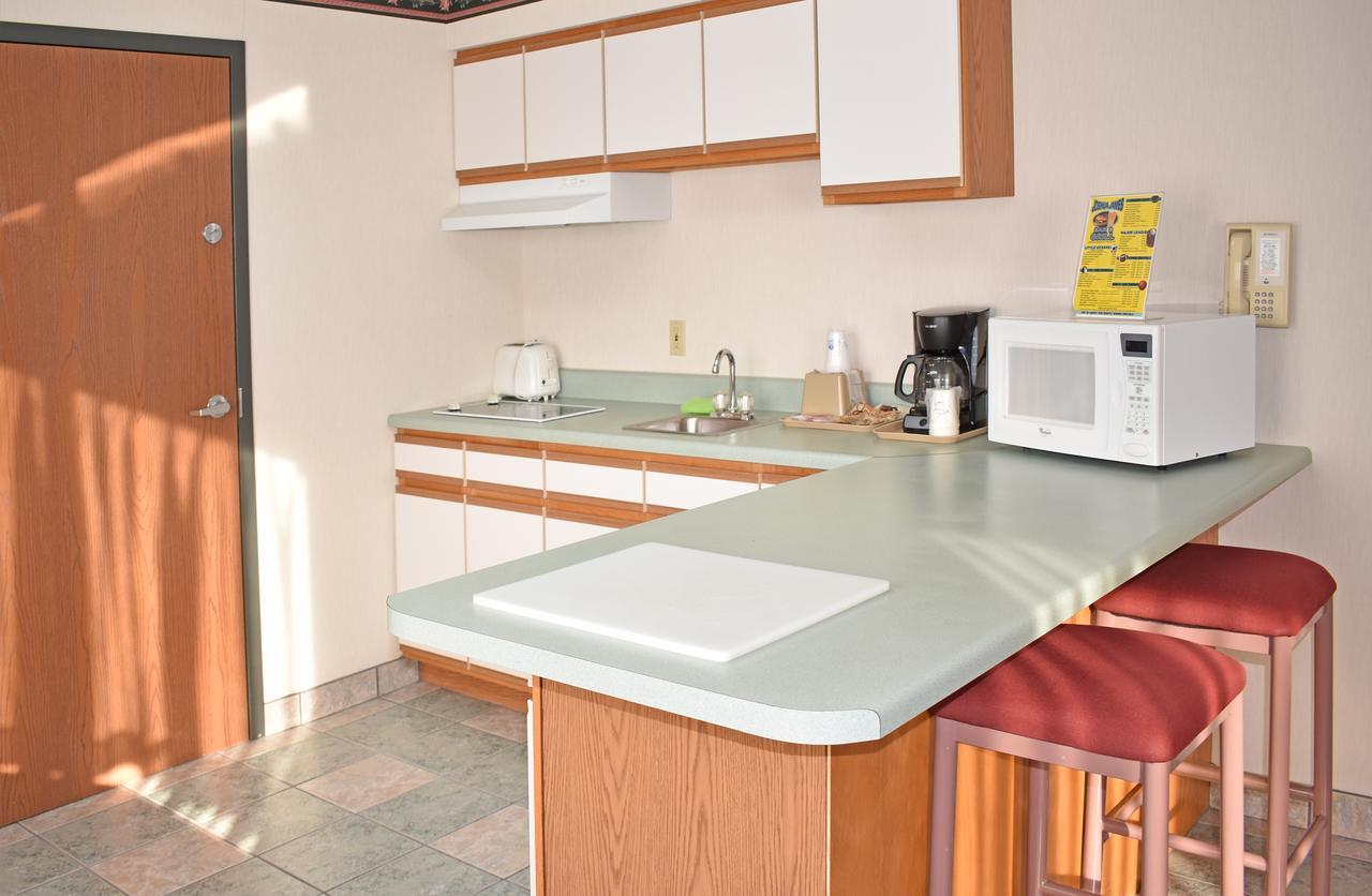 Americas Best Value Inn & Suites - Tahquamenon Country Newberry Exterior photo