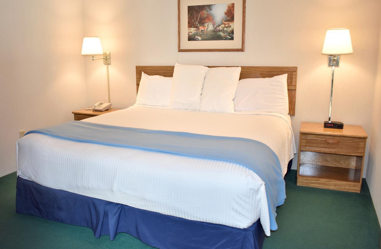 Americas Best Value Inn & Suites - Tahquamenon Country Newberry Exterior photo