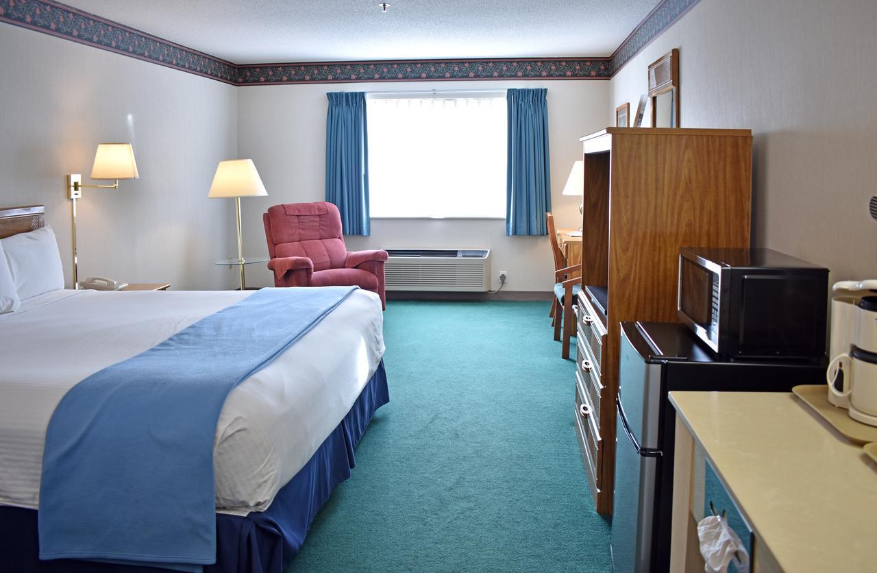 Americas Best Value Inn & Suites - Tahquamenon Country Newberry Exterior photo