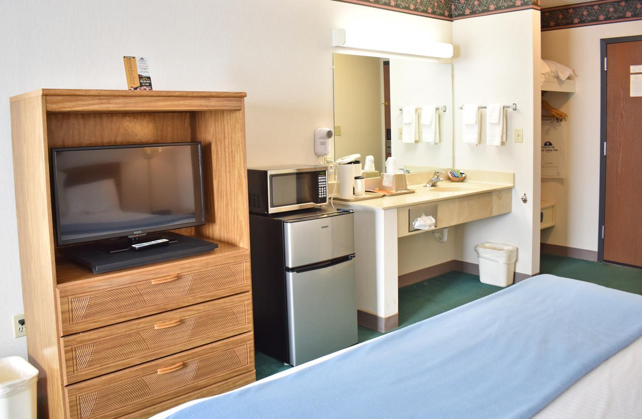 Americas Best Value Inn & Suites - Tahquamenon Country Newberry Exterior photo