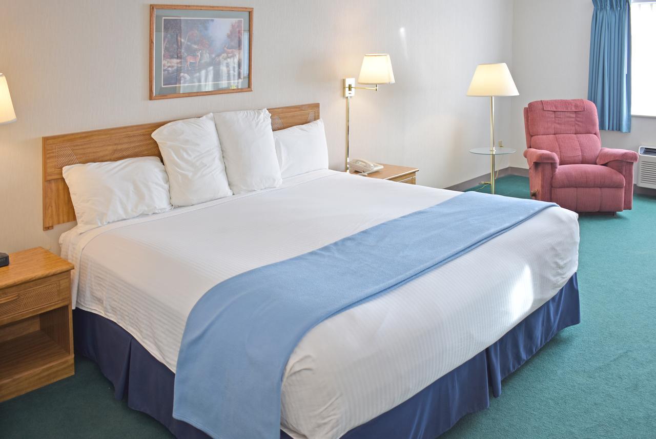 Americas Best Value Inn & Suites - Tahquamenon Country Newberry Exterior photo