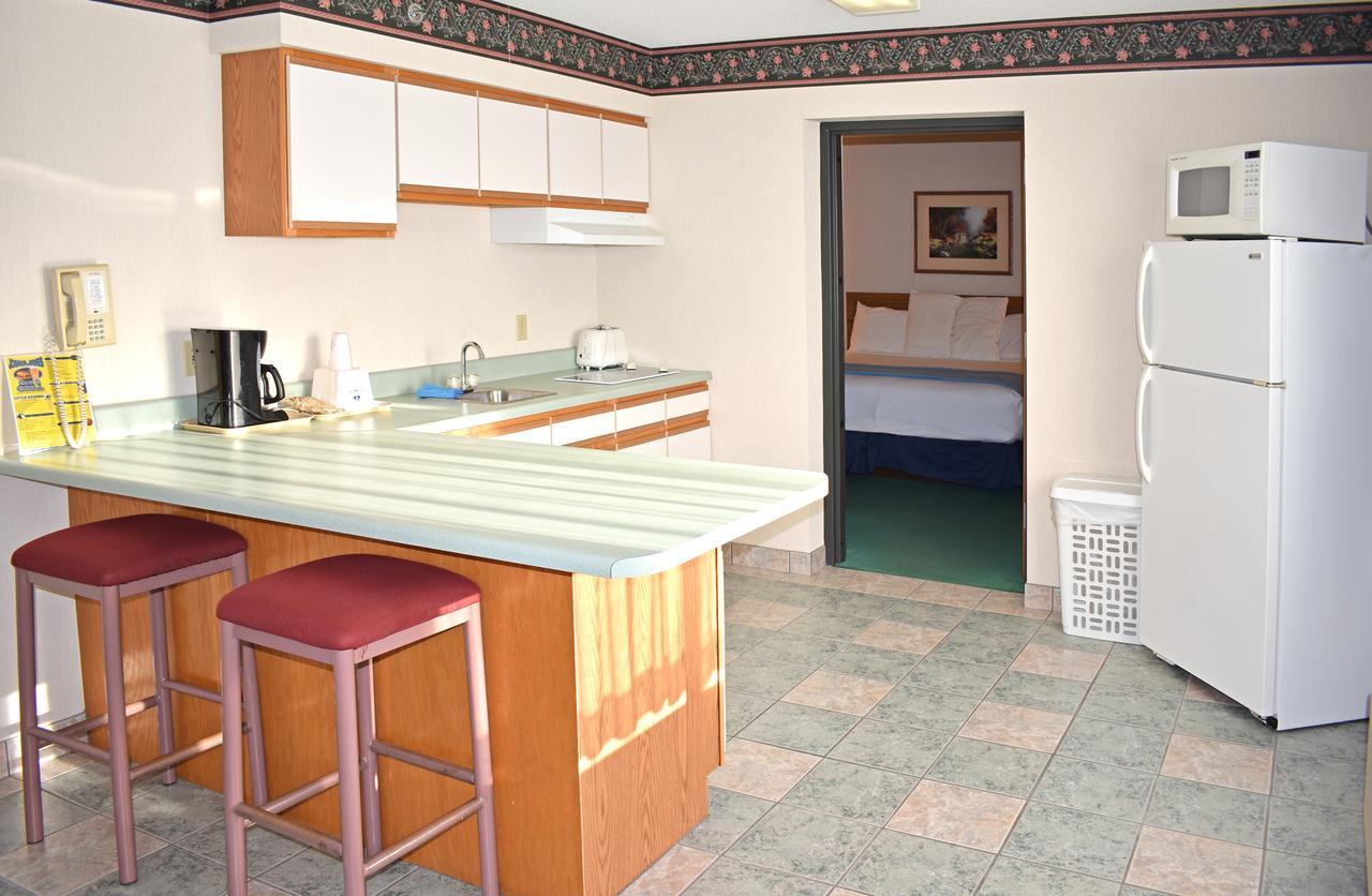 Americas Best Value Inn & Suites - Tahquamenon Country Newberry Exterior photo