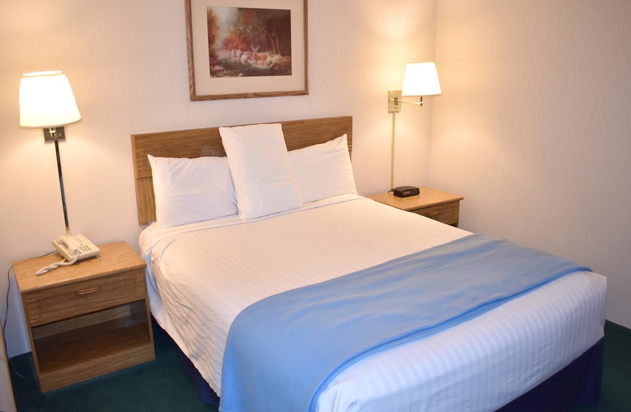 Americas Best Value Inn & Suites - Tahquamenon Country Newberry Exterior photo