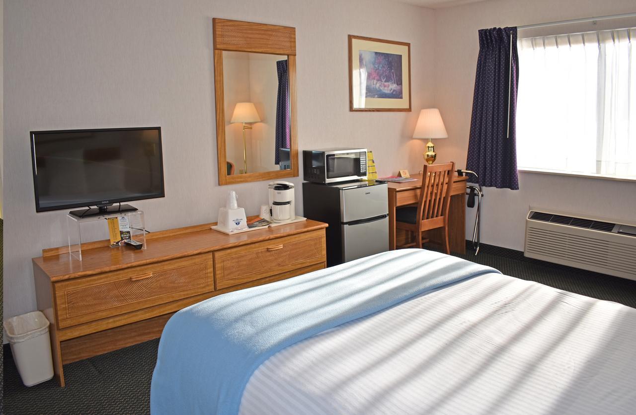 Americas Best Value Inn & Suites - Tahquamenon Country Newberry Exterior photo