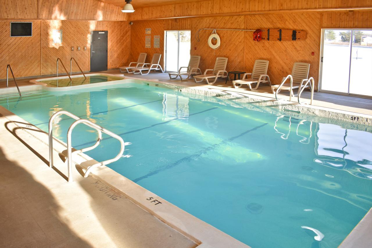 Americas Best Value Inn & Suites - Tahquamenon Country Newberry Exterior photo