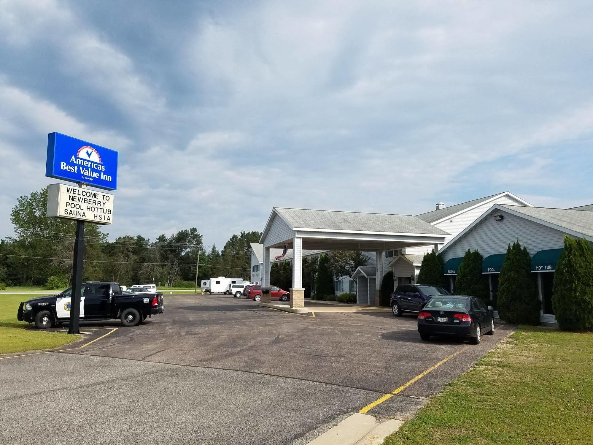 Americas Best Value Inn & Suites - Tahquamenon Country Newberry Exterior photo